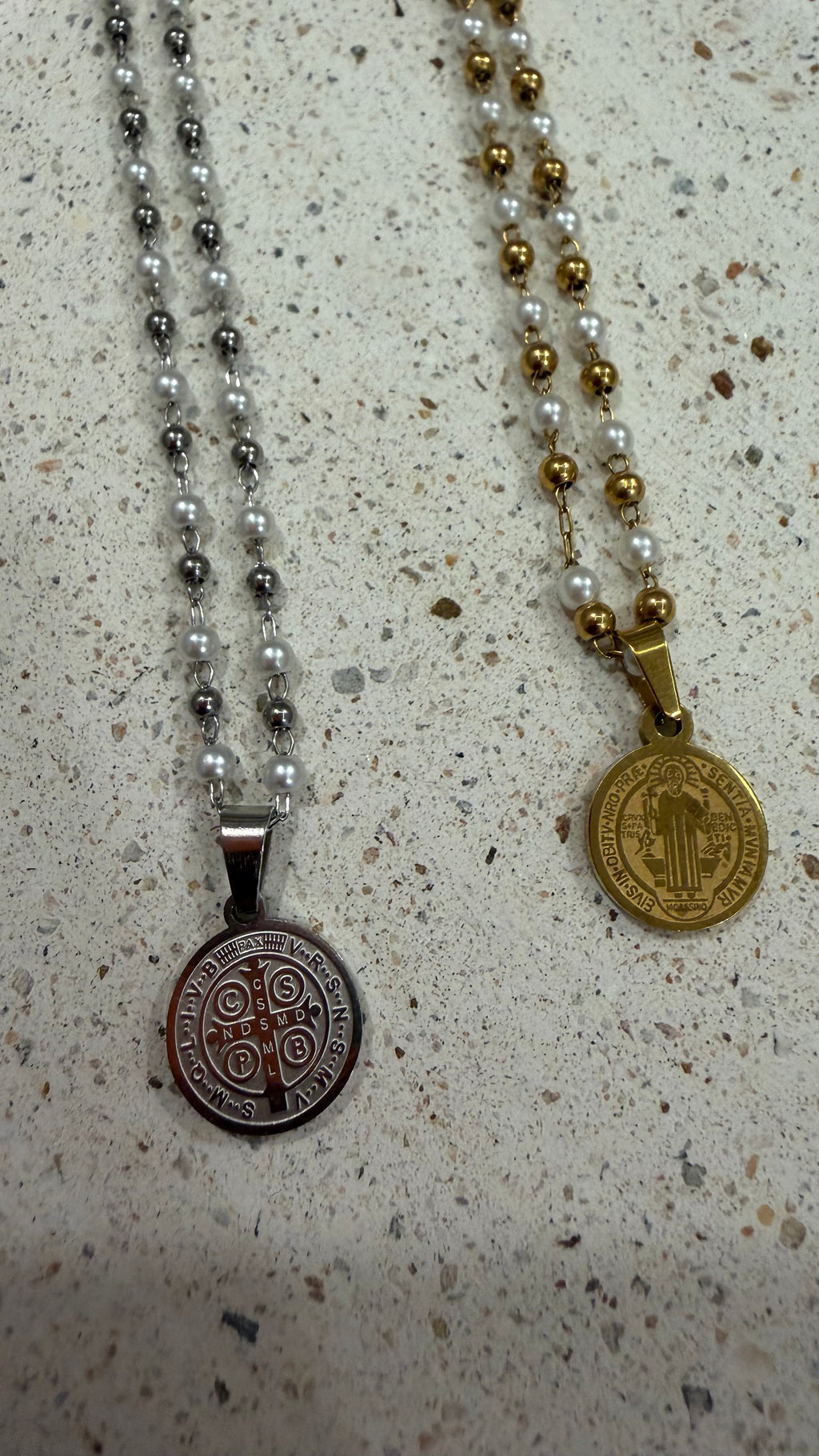 Collar san Benito y perlas